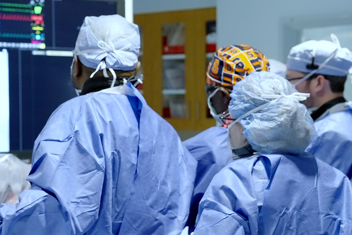 Surgeons-looking-at-health-information-on-digital-screens