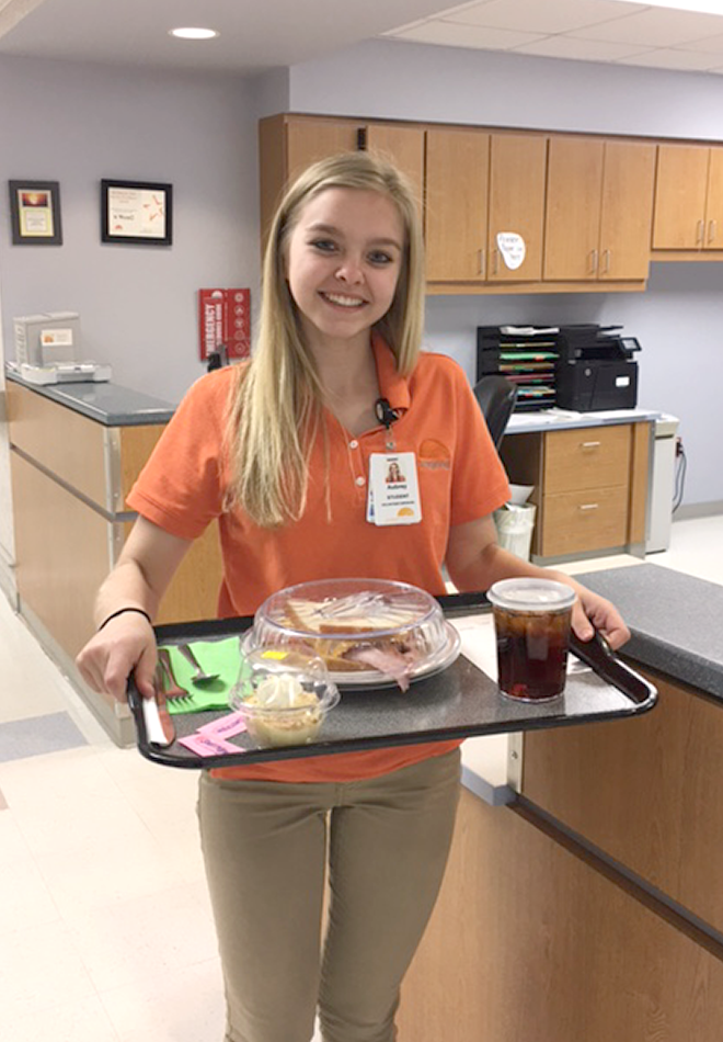 Student-Volunteer-with-patient-food Student-Volunteer-with-patient-food